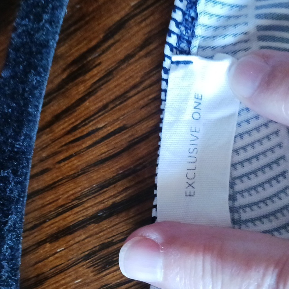 Wave Pattern Sleeveless Top - Picture 2 of 5
